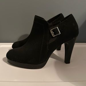 Fioni black heels